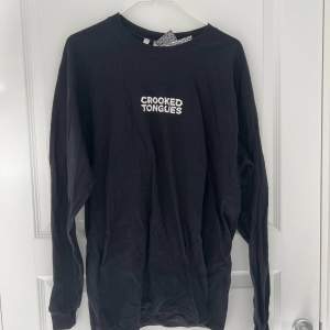 Crooked Tounges långärmad t-shirt med tryck i storlek M  Aldrig använd med lappar kvar 