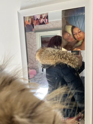 Hollister jacka - För mer bilder,skicka ett meddelande!Finns att hämta i västerås eller skickas med spårbar frakt.  Jackan är i bra skick och i storlek 36🥰Nyköpt för 4000