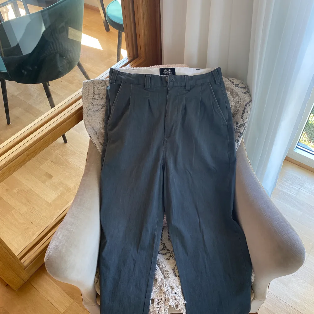 Dickies kostymbyxor i perfekt skick.  Storlek W31 L32. Passar mig bra som är mellan 185 och 190. . Jeans & Byxor.