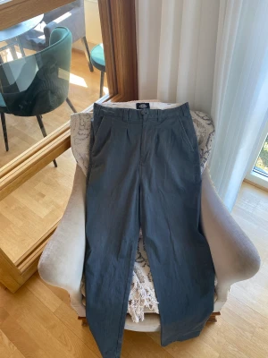 Dickies byxor. - Dickies kostymbyxor i perfekt skick.  Storlek W31 L32. Passar mig bra som är mellan 185 och 190. 