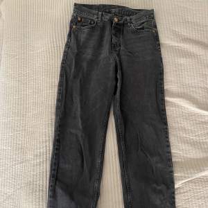 Fina jeans som är i en urtvättat svart/mörkgrå färg. De är raka och går till anklarna på mig som är 172. De är välanvända men i bra skick!