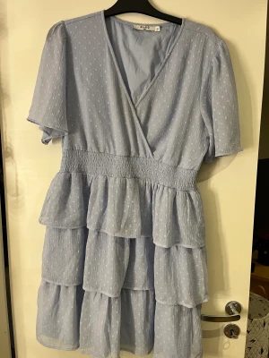 Blå sommarklänning  - Jätte söt blå sommarklänning. Bara använt en gång så den är som ny🥰 frakt ingår i priset 