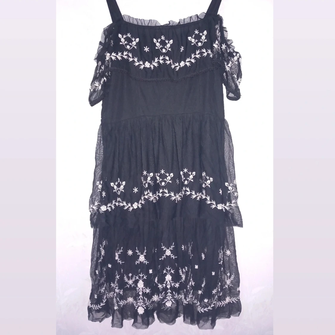 Fin svart blommig klänning!