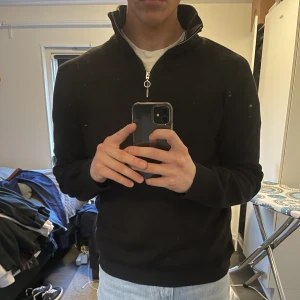Stickad Half-zip - Supersnygg!! - Säljer denna snygga tröjan! Den är från h&m och är i superbra skick! Den är endast tvättad en gång! Storlek L passar M också!
