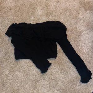 Offshoulder croptop långärmad - Svart strechigt material!