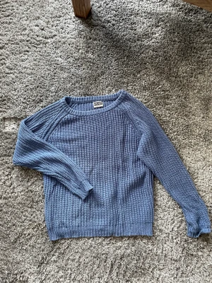Skickad tröja i blått  - Stickad tröja i blått.  Köpt på herravdelningen men passar också fint som en oversized look på dam. I fint skick. 
