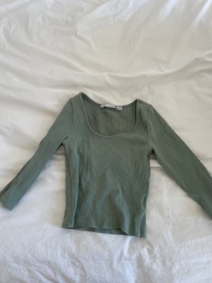 Grön tröja - Skulle passa en s också eftersom den är strechig