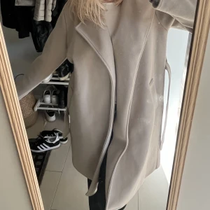 Beige kappa - Så fin beige kappa. Ingen lapp i den och kommer inte ihåg var den är ifrån. Skulle gissa att den är i storlek S/M. Använt men fint skick! Skriv för fler bilder på materialet💕