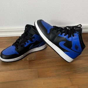 Jordan 1 mid royal blue - Nästan aldrig använda lite creasade men det går o fixa  Nypris: 2500kr Mitt pris: 700  kan gå ner i pris om det snabb affär 