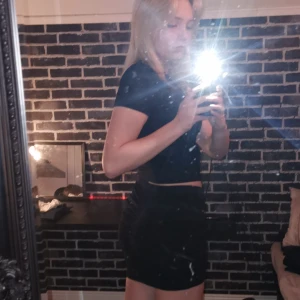 Scrunch kjol - Svart kjol med scrunch på båda sidorna och baksidan vilket framhäver baken;)