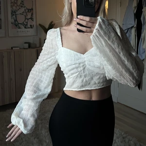 Vit blus - NAKD - Så fin croppad blus från NAKD som inte säljs längre🩵strl 36, nypris - 400kr 