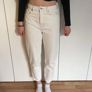 Vita jeans i ankelhöjd. Momjeans. Modellen bär vanligtvis storlek 36 och är 168cm lång