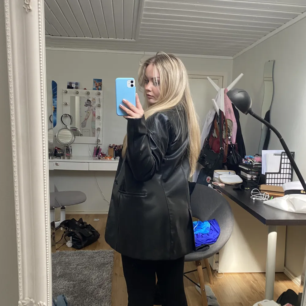 Nästintill oanvänd blazer/kavaj i läderimitation ifrån Weekday! I storleken 40 men skulle mer säga att den är en 36/38🖤Nypris: 700. Jackor.