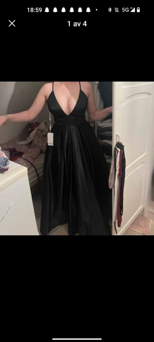 Balklänning  - Jättefin oanvänd (endast testad) svart balklänning köpt på jjs house. Köpte för jag skulle ha den på min bal men hoppade av skolan🤣🤪 den är figursydd efter mig men jag har väl typ L/Xl (måtten står på sista bilden. 1400 kr 