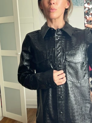 Carin Wester shirt - New without tags, size 34.