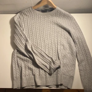 Crocker grå tjocktröja M - Detta är en grå tjocktröja som är gör snygg till grå/svarta jeans och blåa jeans. Märket är Crocker vilket är ett exklusivt märke som främst är känt för sina jeans. Nypris 549 från Crocker.