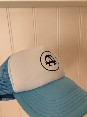 All cap one ”Bluebird” - En sprillans ny keps från all cap one. Aldrig använd endast tagit upp den för fotografering. Anledningen till att jag säljer kepsen är för att jag försökte returnera men då har dom inte hämtat ut kepsen. 