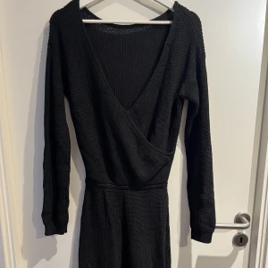 Stickad svar klänning  - Oanvänd med prislapp 