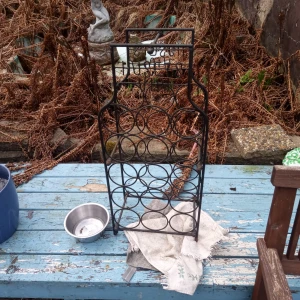 Vinställ för 15 flaskor .svart . - Fint gammalt retro vinställ för 15 flaskor ,svart .hämtas i Skene alt skickas .