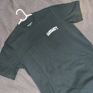 carhartt tshirt - mörkgrön carhartt tshirt i nyskick, kostade 549 ny.