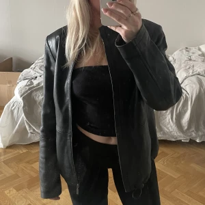 Vintage skinnjacka  - Bra kvalitet och skick, jackan har dragskor längst ner så man kan få den lite mer formad. Står inte storlek men skulle säga S 💘 På mig som är 160 och har xs/s vanligtvis är den lite oversize!