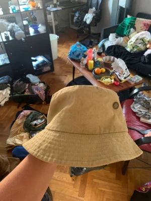 Beige buckethat  - En beige bucket hat. Knappt använd