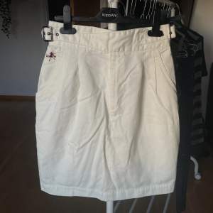 Svin cool vintage cargo kjol med många fina detaljer! Storleken är L men skulle mer säga att den passar M eller till och med S. 💗