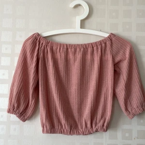 Stickad Rosa Croptop XS - Fin ljusrosa (ljusare irl) croptop i XS. Riktig gullig, fint skick! 