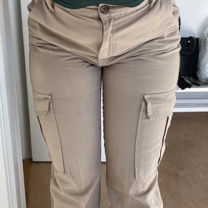 Stradivarius Cargo Byxor - Använt max 3 gånger köpt för 400kr. Är en storlek S oftast.