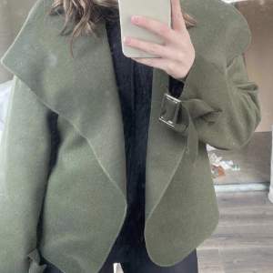 Säljer denna korta gröna kappa som jag köpte på plick men som tyvärr inte passade mig. Som ny i storlek S.