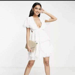 Studentklänning - Superfin studentklänning från ASOS, den är helt ny och aldrig använd. Säljer pga att den är för stor för mig och hann inte returnera. Köpte för 569kr men säljer för 500kr inkl frakt 🥰