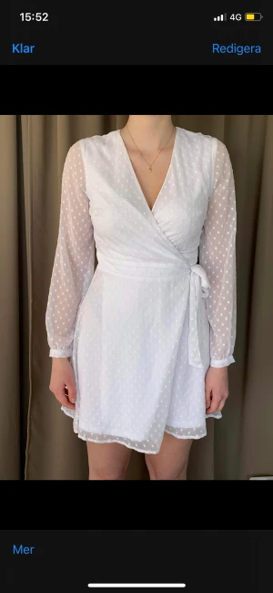 Studentklänning - Vit studentklänning i fint skick, använd 1 gång💕 skriv vid intresse!