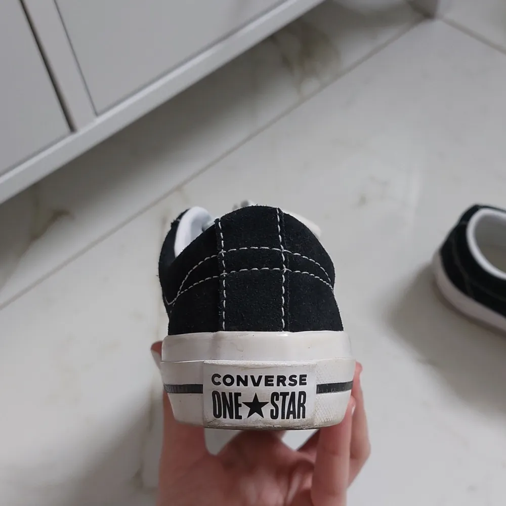 Converse one star i bra skick. dem är i storlek 32m Hittar tyvärr inte skolådan. Därför säljer jag dem för 350. Priset kan diskuteras. . Skor.