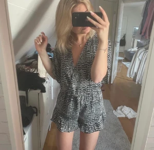 Playsuit - Playsuit i storlek 34, är i nyskick🥰Nypris 499