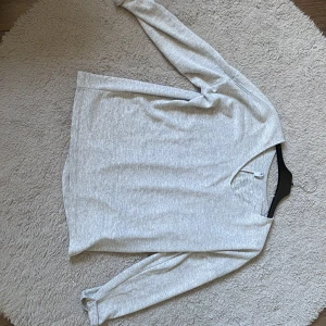 Grå långärmad tunn tröja  - Tunn långärmad tröja, aldrig använd🖤 Hör av er vi intresse