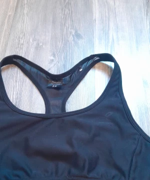 Sporttopp  - Säljer en svart sportopp från intersport