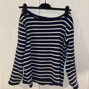 Trendig randig tröja  - Fint skick och som ny! Älskar materialet men faller inte i min smak