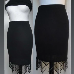 Vacker svart stretch tub kjol pärlor - (kan ej skicka fler bilder eller visa hur den ser ut på) storlek S, stretchig. helt ny oanvänd. möts i stockholm eller fraktar 🖤