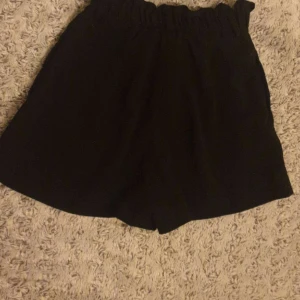 Short  - Ett par svarta shorts 