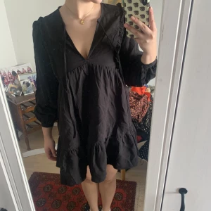 Zara klänning  - Zara klänning använd 1 gång med ”volanger” och snörning