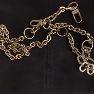 Maje kedja - Säljer denna maje kedja. Den är i ok skick. Köpt för på deras hemsida. Pris kan diskuteras.❤️