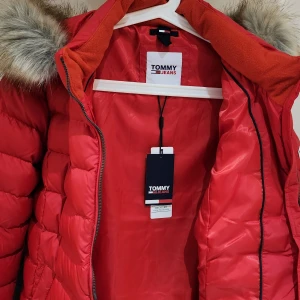 TOMMY HILFIGER  - Helt ny Tommy jacka i stl XL. Säljer för att denna gåva är stor för mig :(
