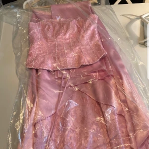 Balklänning  - Super fin balklänning med korsett överdel och pärlbroderi. Köpt från tradera i nyskick och testad en gång🌟💗