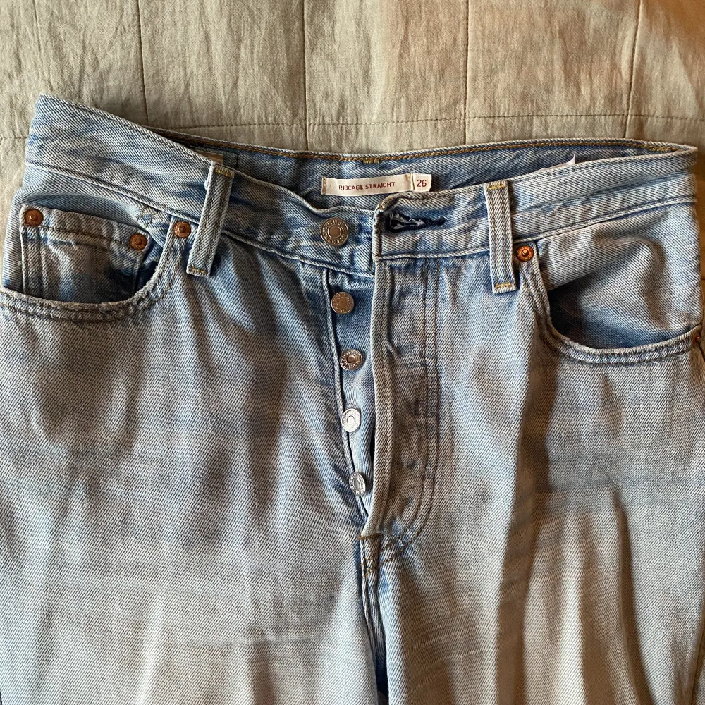 Ett par Levis jeans i modellen Ribcage Straight, storlek 26. Köparen står för frakten (ca 69kr). Orginalpris är 1000kr. Jeans & Byxor.