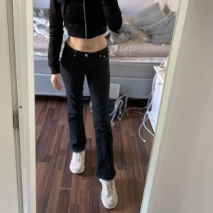 Gina tricot jeans - Inköpta för 299 kr och enbart provade. De är storlek 146/152 men passar som en xxs till xs. Köparen står för frakten 💕