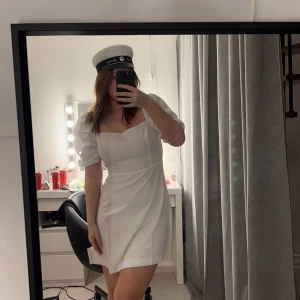 Studentklänning  - Intressekoll!! Funderar på att sälja en Superfin vit klänning från Nelly som passar student och annat. Helt oanvänd.