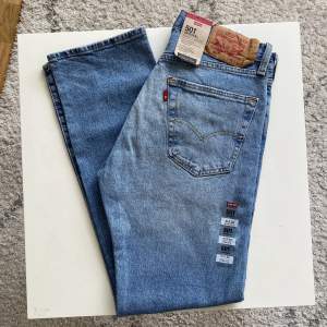 Levi’s 501 herrjeans i NYSKICK med alla lappar på. 99% bomull och 1% Elastan/Stretch. Midjemått: 39cm Innerbenslängd: 79cm