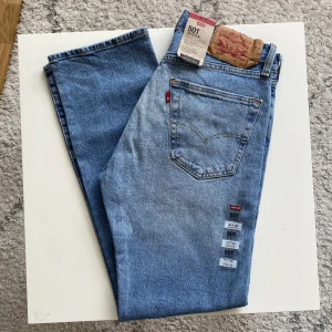 Levi’s 501 Jeans (Nyskick med lappar) - Levi’s 501 herrjeans i NYSKICK med alla lappar på. 99% bomull och 1% Elastan/Stretch. Midjemått: 39cm Innerbenslängd: 79cm