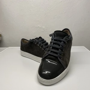 Lavins  - Elefant gråa lavins i gott skick 9/10   Allt og medföljer dvs kvitto,låda m.m.  Hör av er vid fråger, fler bilder m.m.