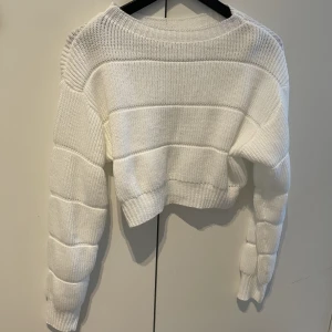 Stickad tröja - Superfin stickad tröja i kortare modell, storlek S, aldrig använd